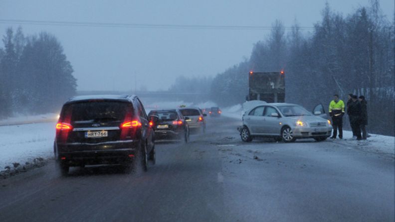 Peltikolari 3-tiellä Hyvinkään eteläpuolella 12. tammikuuta 2012.