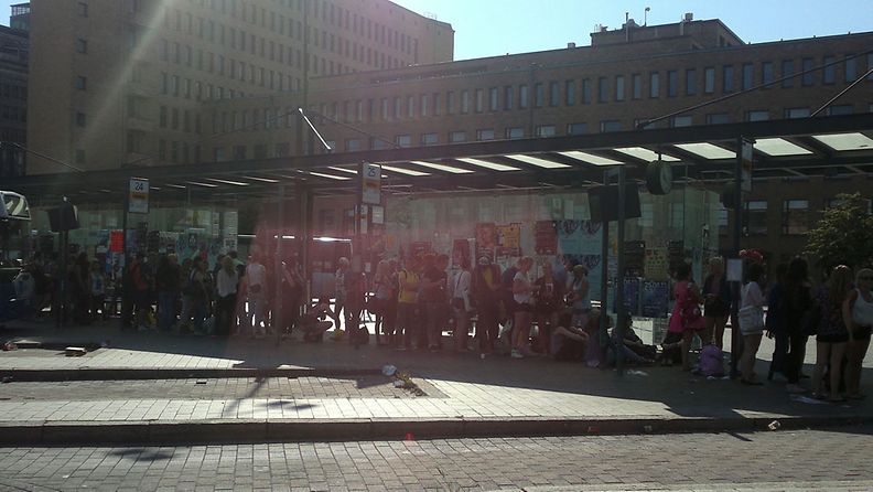 Festarikävijät jonottivat Espoon-busseihin Helsingin Elielinaukiolla. 