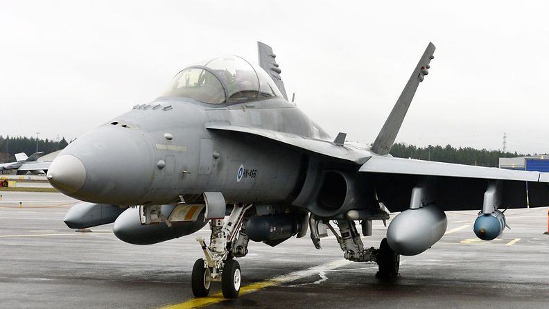 Hornet F-18D ja aseina Sidewinder (siiven kärjet), JSOW-liitopommi, AMRAAM (rungon reunat), Litening (rungossa alhaalla) ja JDAM (sininen oik.) Helsinki-Vantaan kentällä 5. marraskuuta 2012. 