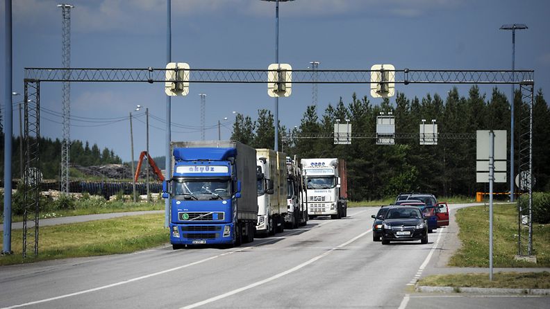 Imatran ja Svetogorskin rajanylityspaikka, jossa autot menossa Venäjän suuntaan 8. heinäkuuta 2011.