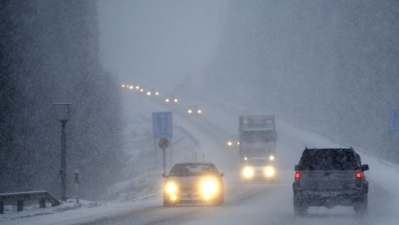 Liikennettä lumipyryssä viitostiellä Mikkelissä 22. joulukuuta 2011.