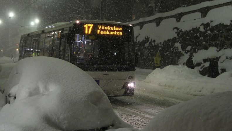 Antti-myrsky pyrytti runsaasti lunta Helsinkiin 30. marraskuuta 2012.