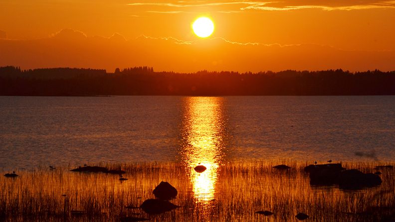 Auringonlasku Ilomantsinjärvellä 23. kesäkuuta 2013. Lukijan kuva: Alexandra Simanainen