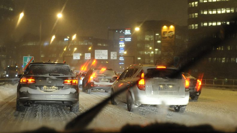Autoja liikenteessä lumisateessa Espoossa 30. marraskuuta 2012.