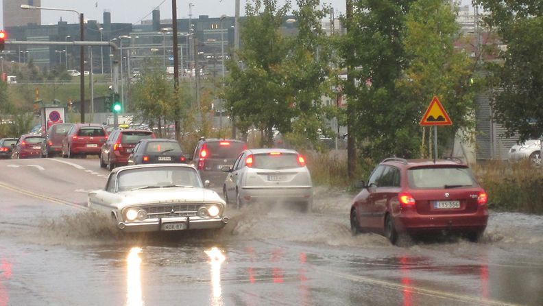 Syyskuu oli mittaushistorian sateisin Helsingissä. Vesi tulvi tielle Pasilassa 28. syyskuuta 2012.