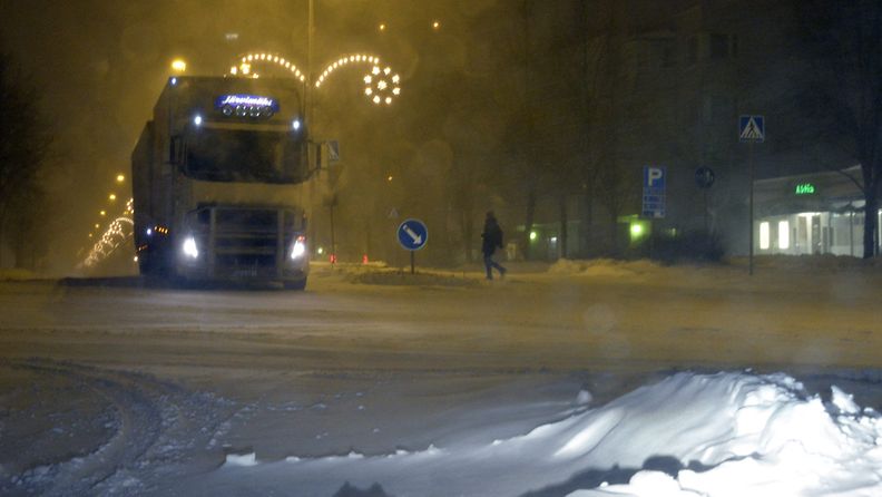 Kuorma-auto liikenteessä lumisateessa Espoossa 30. marraskuuta 2012.