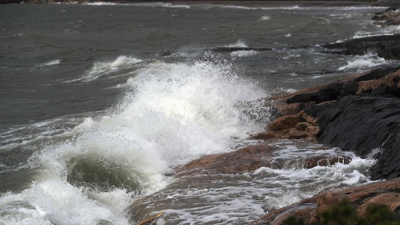 Kova tuuli nostatti vaahtopäisiä aaltoja Kaivopuiston rannassa Helsingissä 14. syyskuuta 2011.  