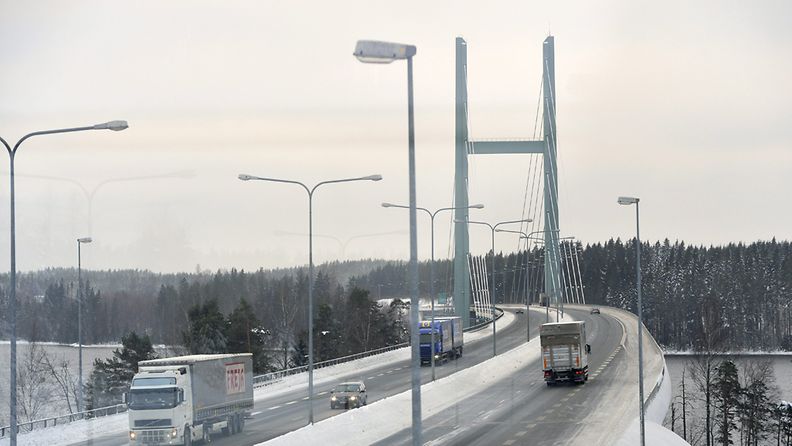Liikennettä Tähtisalmen sillalla Heinolassa 18. joulukuuta 2012.