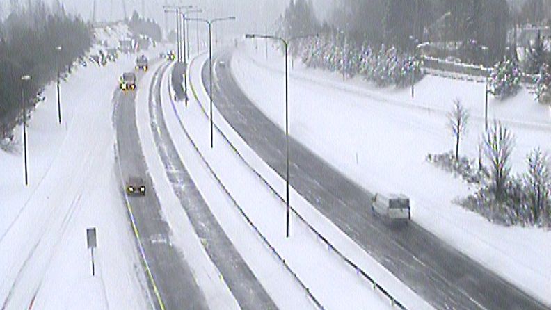Liukkaus, lumisade ja pöllyävä lumi huonontavat ajokeliä tänäänkin. Kuva Liikenneviraston kelikamerasta Espoosta 17. joulukuuta 2012 kello 12.15.