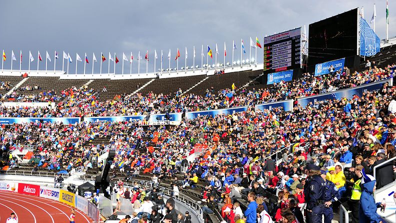 Yleisurheilun EM-kisojen yleisöä Helsingin Olympiastadionilla 28. kesäkuuta 2012.