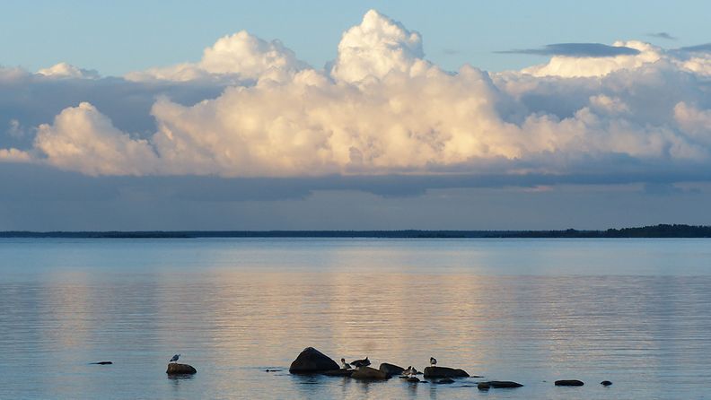 Pilvikuvioita Kokkolan Lohtajalla. Lukijan kuva: Matti Hietala