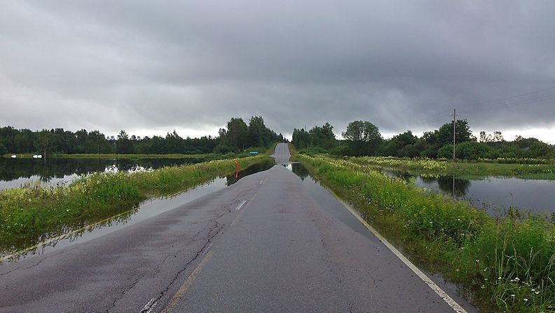 Tulvatilanne Jalasjärvellä 13.7.2012. Kuva: Tuomas Ala-Varvi