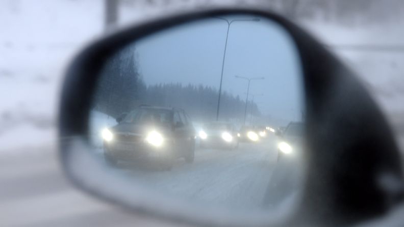 Aamun työmatkaliikenteessä jonotettiin lumisateessa Espoossa 5. helmikuuta 2013.