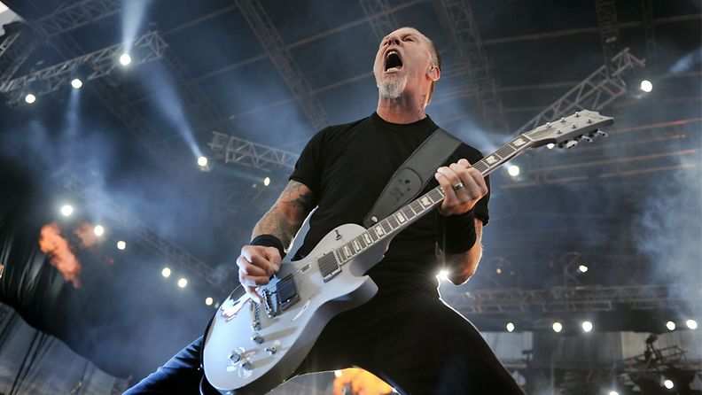 Metallican vokalisti James Hetfield yhtyeen keikalla Porissa 25. heinäkuuta 2009 Sonisphere-festivaaleilla.