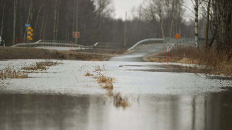 Tulvavesi nousi Vaasan lentokentän läheisyydessä 17. huhtikuuta 2013.