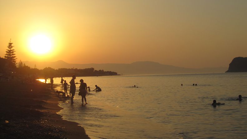 Kato Staloksen lomakylässä Kreetalla nautittiin helteisestä auringonlaskusta 12. heinäkuuta 2012.