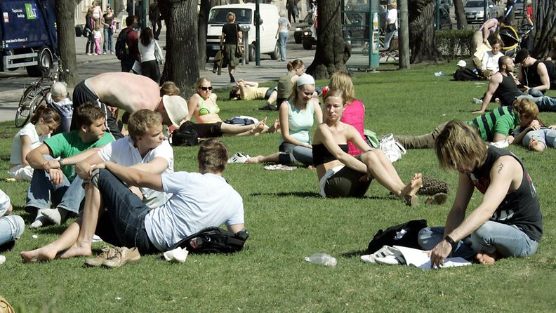 Ihmisiä nauttimassa kevätauringosta Esplanadin puiston nurmikolla 9. toukokuuta 2006.