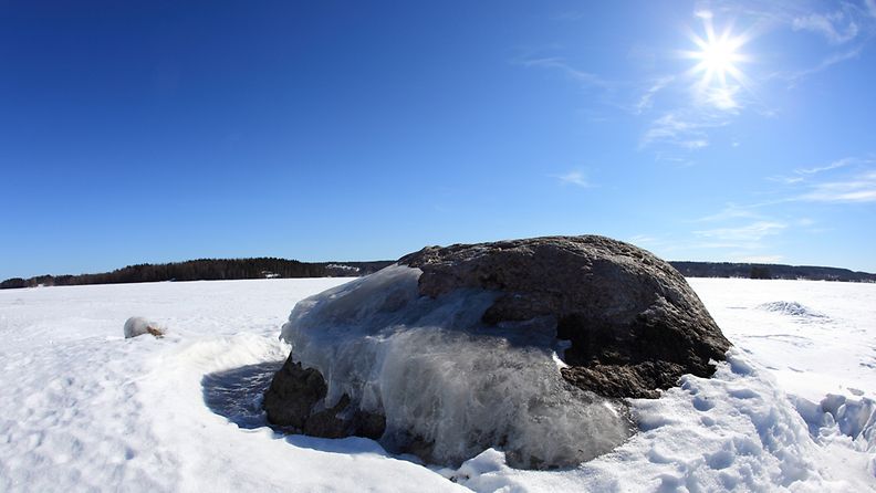 Kevätaurinko Vihdin Hiidenveden jäällä. Lukijan kuva: Timo Saloranta