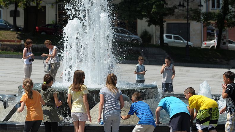 Lämpötilat ovat nousseet 34 asteeseen Puolassa. Lapset viilentelivät suihkulähteessä Przemyslissä 19. kesäkuuta 2012.
