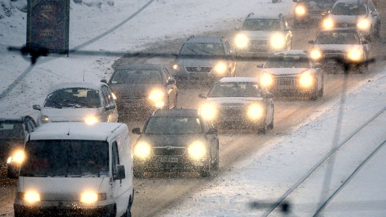Talviliikennettä Helsingissä lumisateessa 30. tammikuuta 2013.