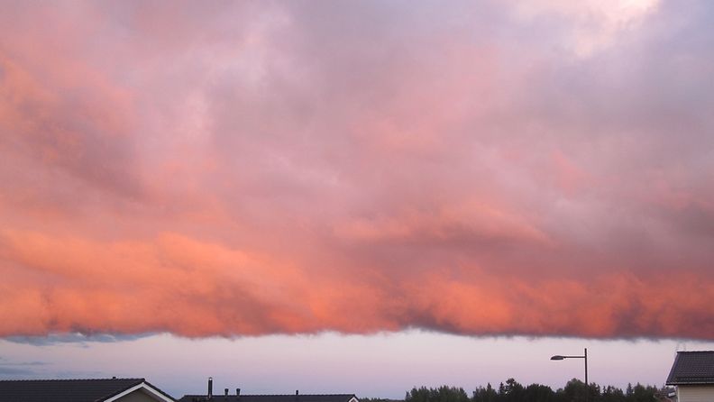 Pilvet hehkuivat tulenhohtoisina illalla Tuusulassa 19. kesäkuuta 2012.