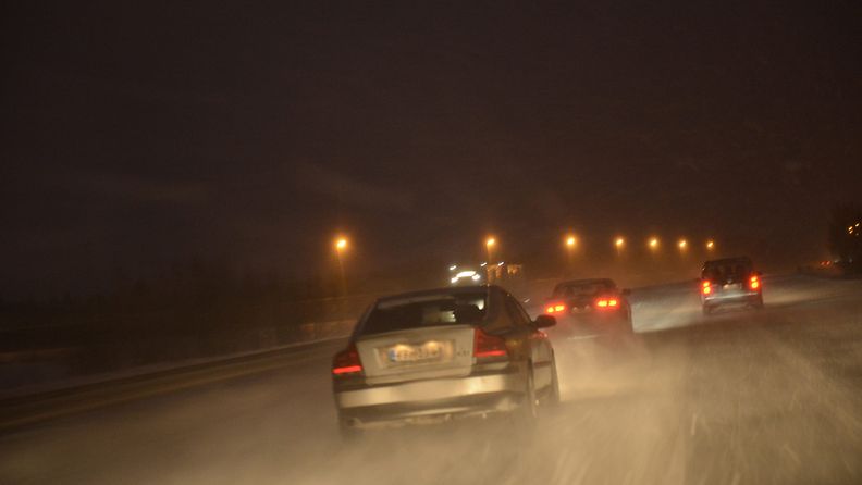 Sankka lumisade vaikeutti liikennettä Tampereen moottoritiellä 6. helmikuuta 2013.