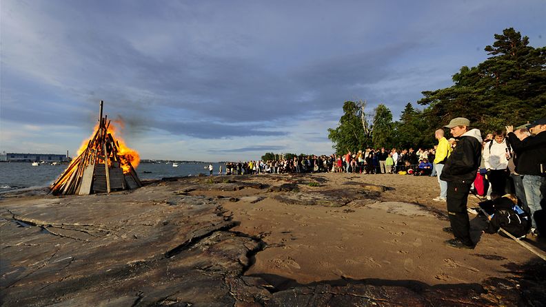 Juhannuksen juhlintaa Helsingin Pihlajasaaressa 24. kesäkuuta 2011.