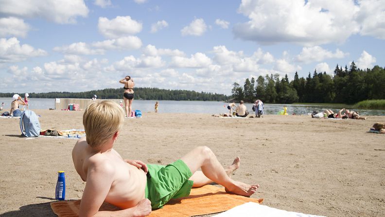 Bodominjärven uimarannalla Espoossa oli auringonottajia 20. heinäkuuta 2012.