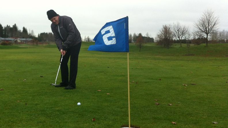 Arto Tanninen puttaili Espoon Ringsiden Golfissa 12. marraskuuta 2012.