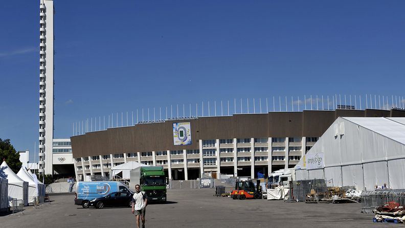 Helsingin Olympiastadionia valmisteltiin yleisurheilun EM-kisoihin Helsingissä 22. kesäkuuta 2012.