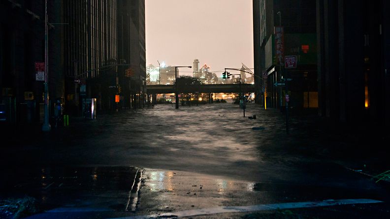 Sandy hurrikaani (	NEW YORK, NY - OCTOBER 29: A flooded street, caused by Hurricane Sandy, is seen on October 29, 2012, in the Financial District of New York, United States. Hurricane Sandy, which threatens 50 million people in the eastern third of the U.S., is expected to bring days of rain, high winds and possibly heavy snow. New York Governor Andrew Cuomo announced the closure of all New York City will bus, subway and commuter rail service as of Sunday evening. (Photo by Andrew Burton/Getty Images) )