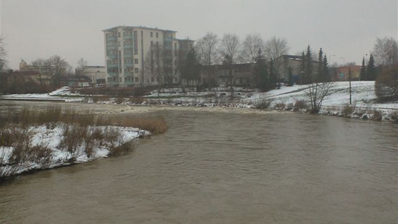 Uskelanjoen vedenpinta oli korkealla Salossa 2. tammikuuta 2013. Kuvat Mika Mannervesi/Salon kaupunki