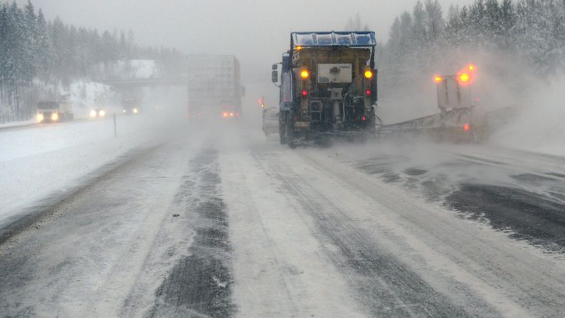 Lumisade, pöllyävä lumi ja sohjo heikensivät ajokeliä Porvoon moottoritiellä 13. joulukuuta 2012.