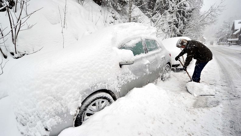 Lumi aiheutti ongelmia liikenteelle Saksan Lauschassa 10. joulukuuta 2012.
