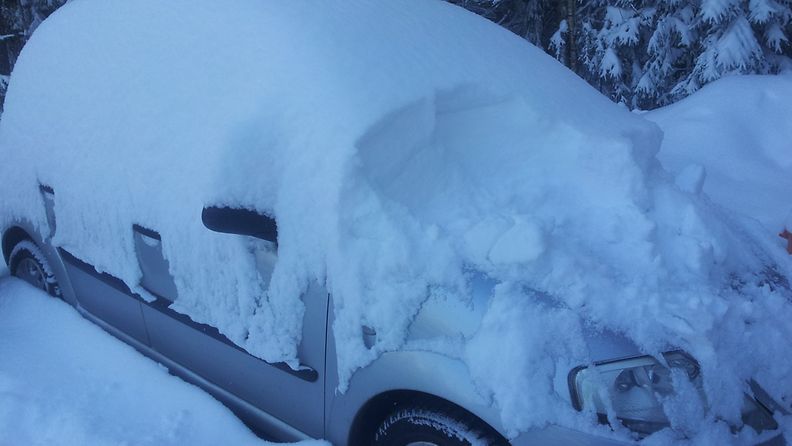 Lumi peitti auton Alavetelissä aamulla 26. lokakuuta 2012.
