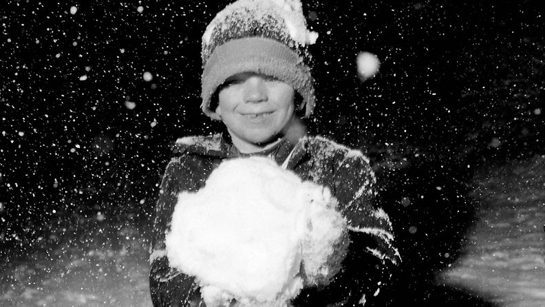 Poika lumisateessa Helsingissä 19.11.1962.
