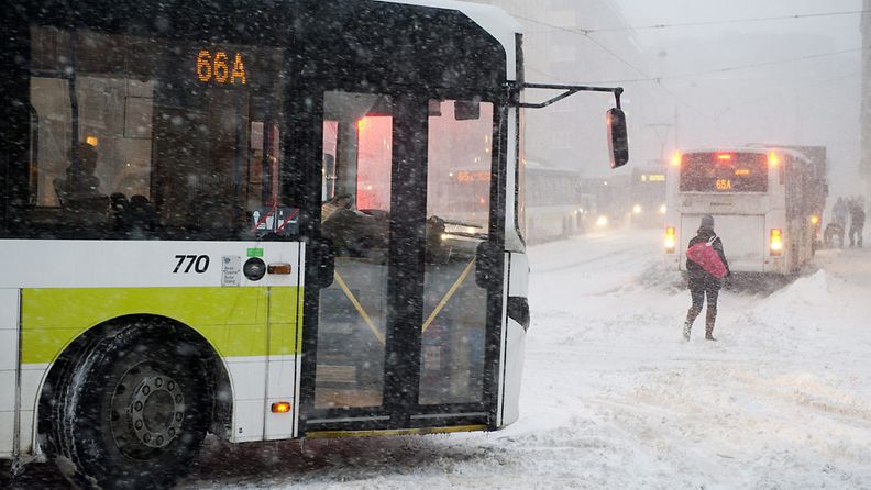 Liikenne ruuhkautui kuorma-auton jäätyä jumiin lumeen Malminrinteessä Helsingissä, 30. marraskuuta 2012.