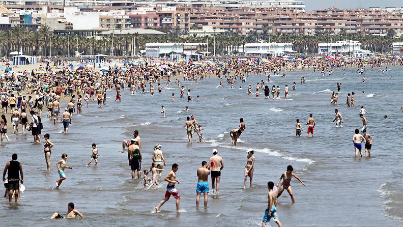 Uimaranta täyttyi ihmisistä La Malvarrossa Valenciassa Espanjassa 12. toukokuuta 2012.