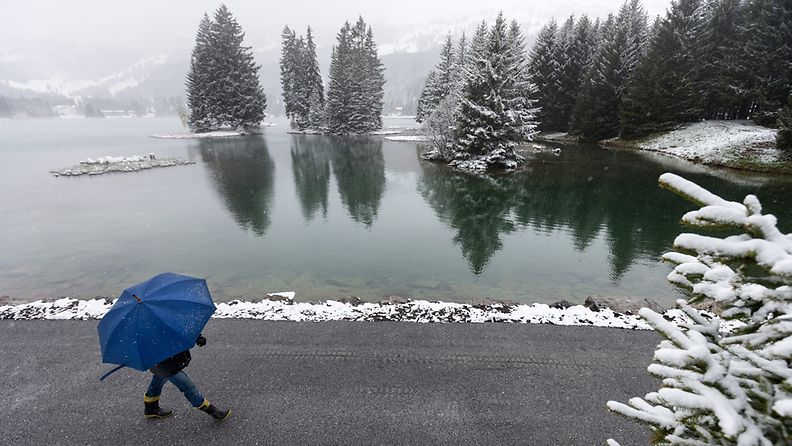 Lunta satoi Sveitsin Lenzerheidessa 24. toukokuuta 2013.