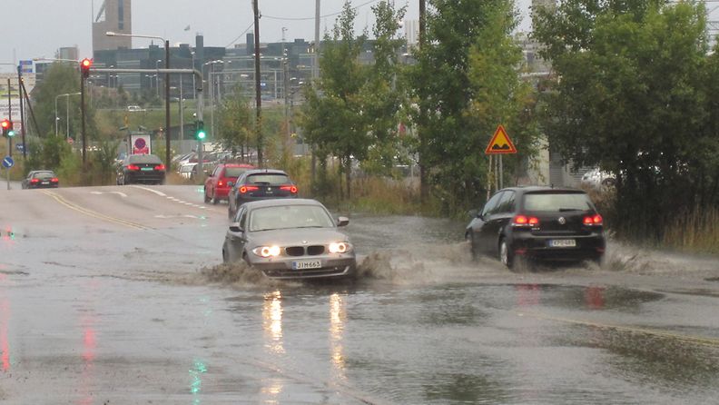 Vesi tulvi tielle Helsingin Pasilassa aamulla 28. syyskuuta 2012 yön runsaiden sateiden jälkeen.