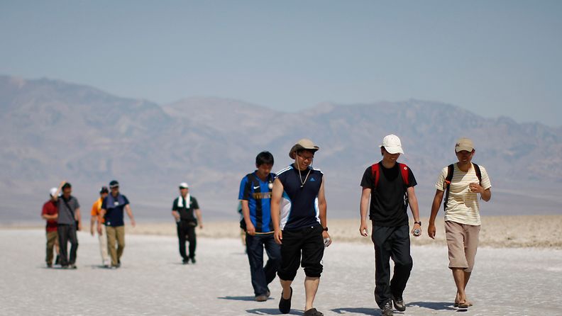 Turistit kävelivät Kuolemanlaakson kansallispuiston kuumuudessa 30. kesäkuuta 2013.