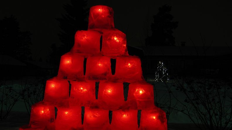 Jäälyhtypyramidi valaisee joulua Seinäjoella. Kuva Matti Anttikoski