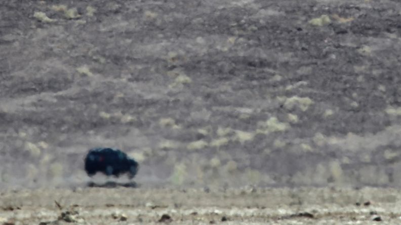Auto näytti lentävän Kuolemanlaakson kansallispuistossa Kaliforniassa kuumuuden aiheuttaman näköharhan takia 30. kesäkuuta 2013.