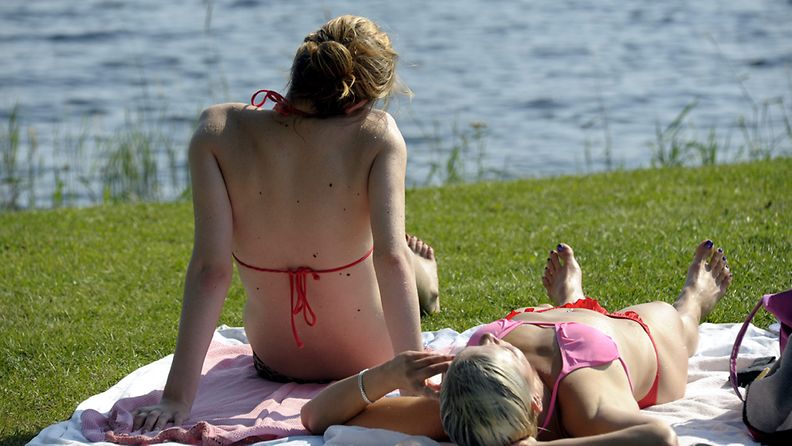 Ihmisiä uimarannalla Savonlinnassa 30. heinäkuuta 2012.