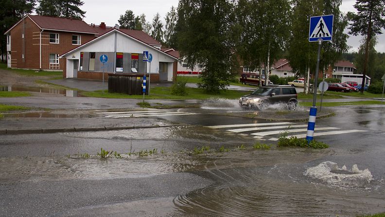 Ukkossateen aiheuttama tulva Kajaanissa 4.8.2012.