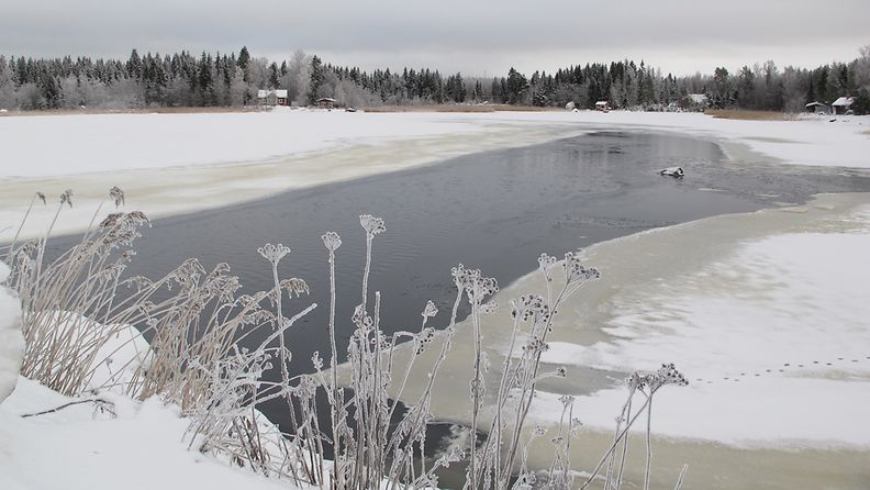 Heikkoa jäätä Vaasan Sundomissa 13. tammikuuta 2013. Lukijan kuva: Matti Hietala