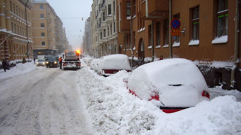 Lumipyry sekoitti liikennettä Helsingissä 23. marraskuuta 2008.