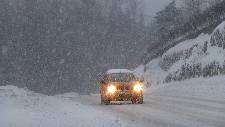 Lumipyry oli ajoittain sakeaa Helsingin Ilmalassa 13. joulukuuta 2012.