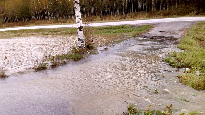 Vesi peitti pyörätien Vihdintiellä Vantaalla 24. syyskuuta 2012.