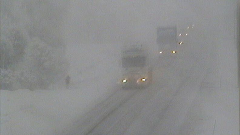 Lumisade ja lauhtuminen huonontavat tänään ajokeliä. Tie 3 Jalasjärvellä ennen ennen puoltapäivää. Kuva: Liikennevirasto